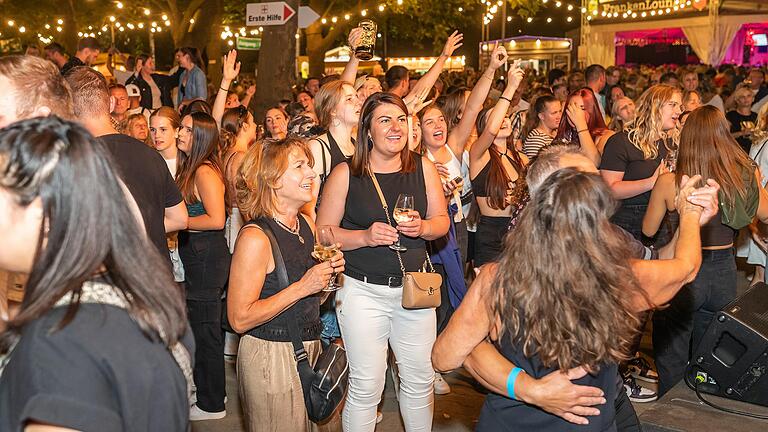 Fast 10.000 Gäste kamen bereits am ersten Abend auf das Festgelände, um beim Volkacher Weinfest zu schöppeln, zu tanzen und zu feiern.