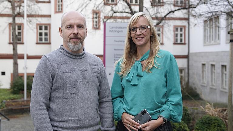 Mike Mancik und Simone Thomalla-Ossenkemper vom Kitzinger Landratsamt geben Tipps, wie man das eigene Smartphone und den PC vor Hackern schützt.