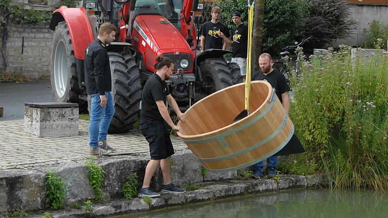 Die neuen Fässer wurden von den Burschenschaftlern rechtzeitig zur Kirchweih in Rödelsee (Lkr. Kitzingen) zu Wasser gelassen. Die neuen Fässer wurden von den Burschenschaftlern rechtzeitig zur Kirchweih in Rödelsee (Lkr. Kitzingen) zu Wasser gelassen.