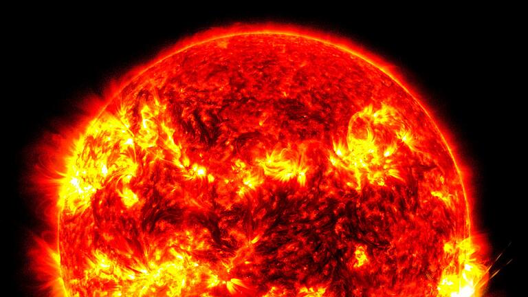 Sonneneruption       -  Innerhalb der Phase maximaler Sonnenaktivität sind die Chancen gut, farbenfrohe Polarlichter über der Erde zu sehen.
