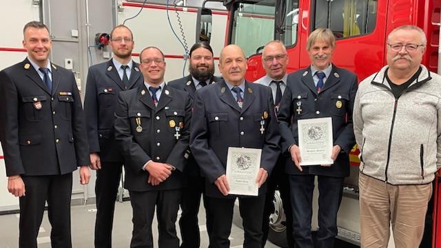 Kreisbrandrat Markus Ullrich (von links), der neue stellvertretende Kommandant Andreas Wehner, Kommandant Sebastian Metz, Vorsitzender Christian Metz sowie die Geehrten Ingbert Krug, Siegfried Eyrich, Manfred Bernhard und Armin Wehner - Kreisbrandrat Markus Ullrich (von links), der neue stellvertretende Kommandant Andreas Wehner, Kommandant Sebastian Metz, Vorsitzender Christian Metz sowie die Geehrten Ingbert Krug, Siegfried Eyrich, Manfred Bernhard und Armin Wehner Kreisbrandrat Markus Ullrich (von links), der neue stellvertretende Kommandant Andreas Wehner, Kommandant Sebastian Metz, Vorsitzender Christian Metz sowie die Geehrten Ingbert Krug, Siegfried Eyrich, Manfred Bernhard und Armin Wehner - Kreisbrandrat Markus Ullrich (von links), der neue stellvertretende Kommandant Andreas Wehner, Kommandant Sebastian Metz, Vorsitzender Christian Metz sowie die Geehrten Ingbert Krug, Siegfried Eyrich, Manfred Bernhard und Armin Wehner