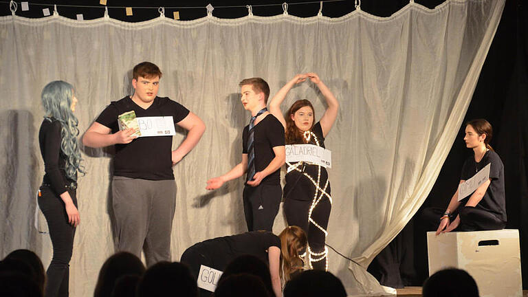 Szenen aus Linas Leben: Die Schüler des Münnerstädter Oberstufentheaters  Fotos: Kilian Trabert       -  Szenen aus Linas Leben: Die Schüler des Münnerstädter Oberstufentheaters  Fotos: Kilian Trabert