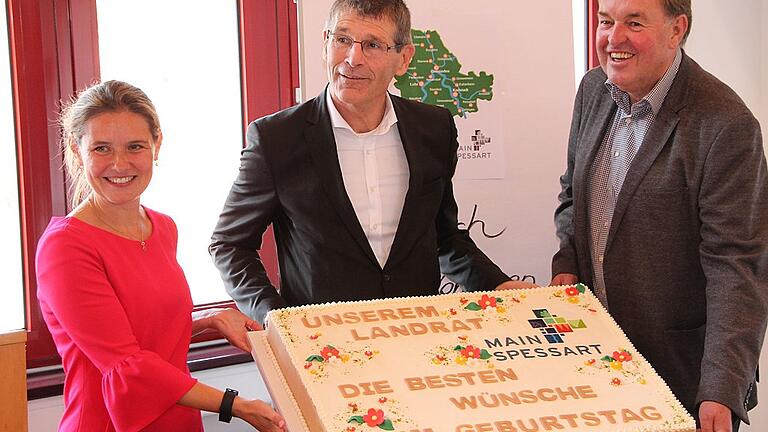 Ein Sportler wie er kann ein paar Kalorien gut vertragen: Die Stellvertreter Sabine Sitter und Harald Schneider überreichen Landrat Thomas Schiebel eine Geburtstagstorte.. Ein Sportler wie er kann ein paar Kalorien gut vertragen: Die Stellvertreter Sabine Sitter und Harald Schneider überreichen Landrat Thomas Schiebel eine Geburtstagstorte..
