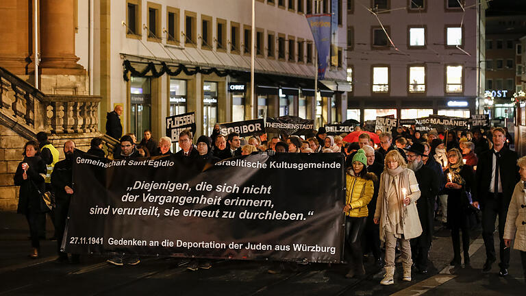 Zahlreiche Würzburger nahmen zum Gedenken an die Deportation der Juden aus Würzburg an einem Schweigemarsch teil.