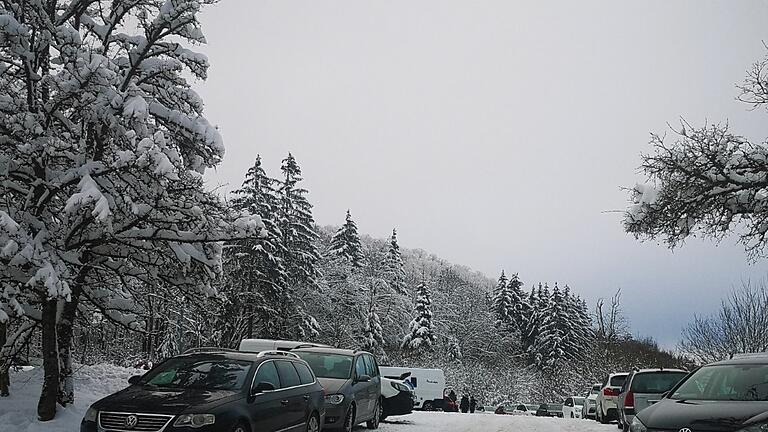 Der Parkplatz am Guckaspass wird gerne genutzt als Ausgangspunkt für Winterwanderungen zum Kreuzberg. Der Parkplatz am Guckaspass wird gerne genutzt als Ausgangspunkt für Winterwanderungen zum Kreuzberg.