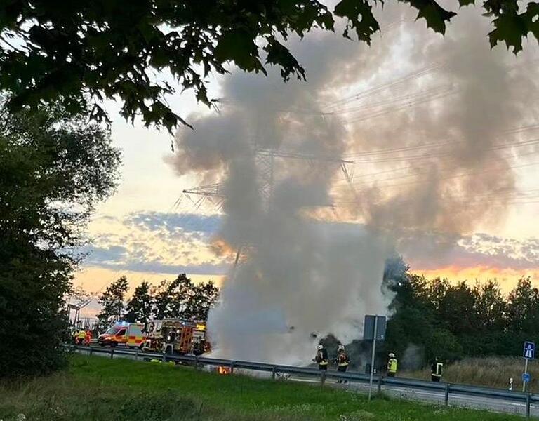 Bei den Löscharbeiten an der Anschlussstelle Knetzgau war die Rauchsäule weithin sichtbar.