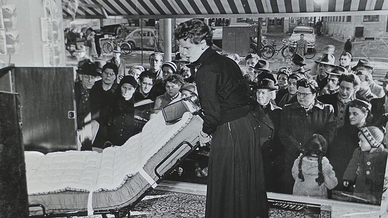 Warenvorführung im Schlier-Schaufenster in Würzburg, ca. 1950er Jahre. Warenvorführung im Schlier-Schaufenster in Würzburg, ca. 1950er Jahre.