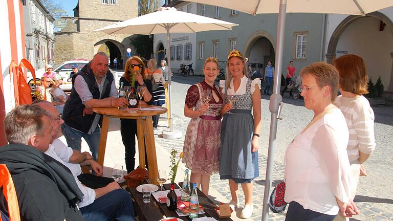 Viele Weinfreunde hatten Lust aufs Genusswandeln, auch die Weinprinzessinnen Susanna Lenzer aus Iphofen (Mitte) und Amelie Eisen aus Nenzenheim. Viele Weinfreunde hatten Lust aufs Genusswandeln, auch die Weinprinzessinnen Susanna Lenzer aus Iphofen (Mitte) und Amelie Eisen aus Nenzenheim.