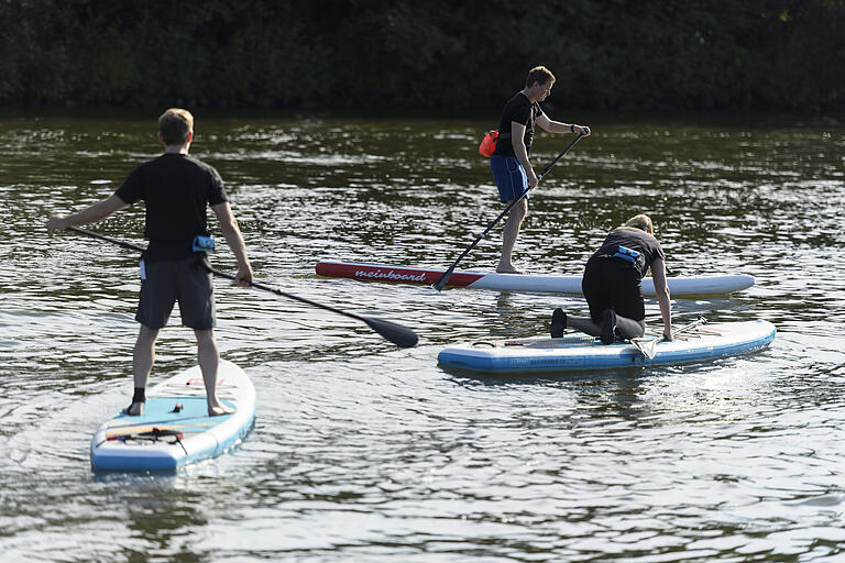 Die ersten Meter auf dem Wasser: Manche wagen sich gleich in eine stehende Position.