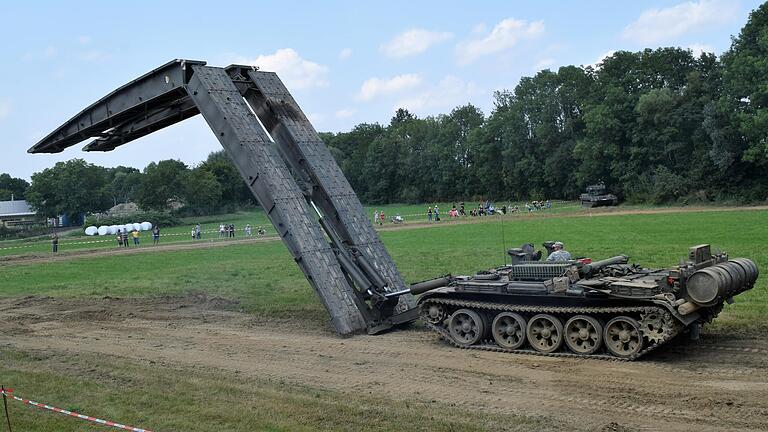 Erstmals legte der Brückenlegepanzer seine Brücke auf dem Museumsgelände aus.