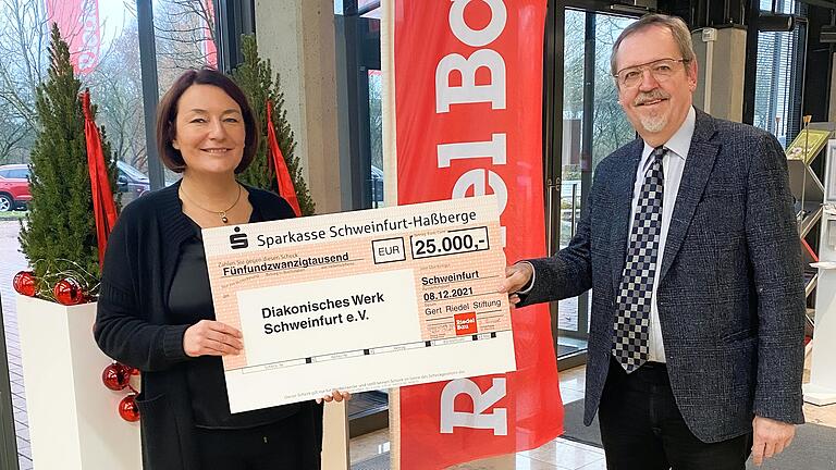 Stefanie Riedel übergibt den Spendenscheck der Gert-Riedel-Stiftung an den Diakonie-Vorsitzenden Jochen Kessler-Rosa. Stefanie Riedel übergibt den Spendenscheck der Gert-Riedel-Stiftung an den Diakonie-Vorsitzenden Jochen Kessler-Rosa.