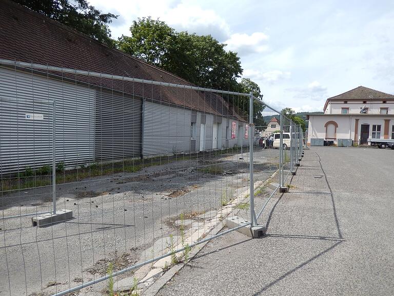 Nach wie vor trostlos sieht die mit Schlaglöchern übersäte Zufahrt zum Wendehammer für Busse aus. Diese müssen auf den benachbarten Parkplatz (rechts) ausweichen, um den Wendehammer zu erreichen.&nbsp;