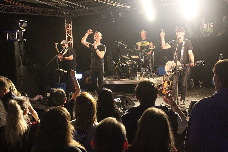 Punk und Rock im alten Butterwerk: Die Gerolzhöfer Formation Eis um Bürgermeister Thorsten Wozniak spielte nach langer Zeit wieder einmal in der Heimat. Punk und Rock im alten Butterwerk: Die Gerolzhöfer Formation Eis um Bürgermeister Thorsten Wozniak spielte nach langer Zeit wieder einmal in der Heimat.