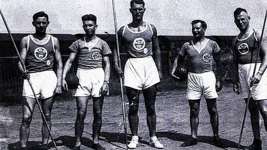 Olympia-Kandidat: Im Jahr 1935 erhielt Jakob Lang (Bildmitte) von der TG Kitzingen auf Grund seiner außerordentlichen sportlichen Leistungen eine Einladung zur Teilnahme am Olympialehrgang für Hammerwerfer in Regensburg zur Vorbereitung auf die Olympiade 1936 in Berlin. Am Sonntag feiert er in Hofheim seinen 100. Geburtstag. Olympia-Kandidat: Im Jahr 1935 erhielt Jakob Lang (Bildmitte) von der TG Kitzingen auf Grund seiner außerordentlichen sportlichen Leistungen eine Einladung zur Teilnahme am Olympialehrgang für Hammerwerfer in Regensburg zur Vorbereitung auf die Olympiade 1936 in Berlin. Am Sonntag feiert er in Hofheim seinen 100. Geburtstag.