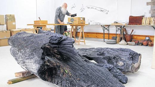 Im Atelier: herman de vries beim Vorbereiten der Biennale-Ausstellung. Die verbrannten Baumstämme sind in Venedig zu sehen.