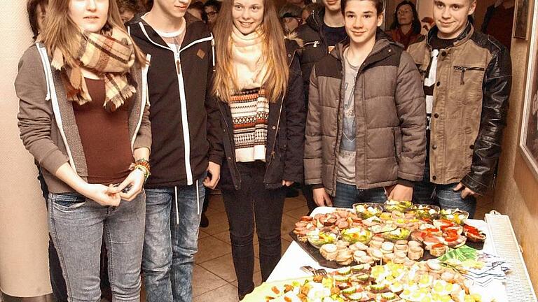 Schüler der 10b des Bad Königshöfer Gymnasiums bereiteten aus abgelaufenen Lebensmitteln diese Häppchen für die Filmzuschauer.