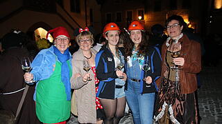 120 prächtig kostümierte Schönheiten verwandelten bei der närrischen Weiber-Weinprobe des Nordheimer Weingenießerclub  und der Touristinformation Volkacher Mainschleife die Volkacher Altstadt in eine ausgelassene Partymeile. Bei der heiteren Tour durch die Stadt regierten Musik, Wein und jede Menge Stimmung.