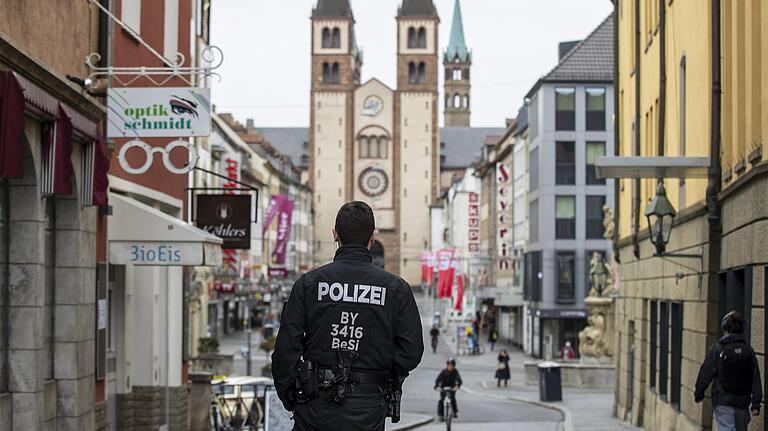 Die unterfränkische Polizei ist verstärkt im Einsatz, um Kontrollen durchzuführen und ihren Beitrag zur Verhinderung der Verbreitung des Coronavirus zu leisten.