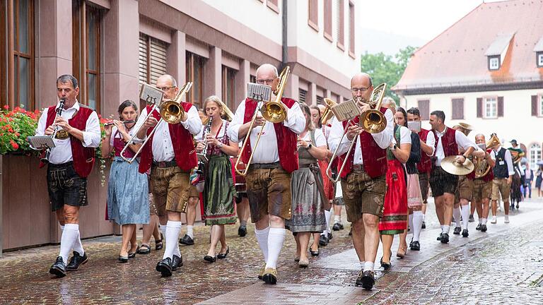 Der Kolping-Spielmannszug zog am Freitag durch die Lohrer Innenstadt.&nbsp;