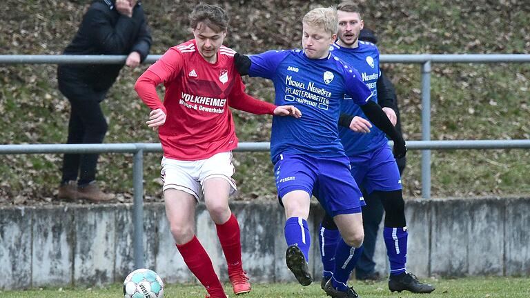 Hannes Bauer (vorne rechts) und der TSV Trappstadt verloren das Heimspiel gegen den SV-DJK Oberschwarzach mit 0:3.