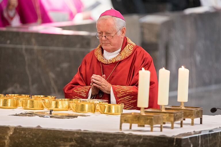 Bischof Friedhelm Hofmann im September 2017 im Würzburger Dom beim 25. Jahrestag seiner Bischofsweihe - dem letzten Tag seiner Amtszeit. Als 88. Bischof von Würzburg führte er 13 Jahre lang das Bistum. Bischof Friedhelm Hofmann im September 2017 im Würzburger Dom beim 25. Jahrestag seiner Bischofsweihe - dem letzten Tag seiner Amtszeit. Als 88. Bischof von Würzburg führte er 13 Jahre lang das Bistum. 