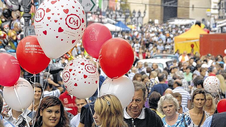 Weitläufiges Festgeschehen: Die Veranstalter von Stadt- und Vereinsfesten &ndash; hier ein Bild vom Würzburger Stadtfest 2011 &ndash; trifft die GEMA-Gebührenreform aufgrund der Berechnung nach Fläche empfindlich.