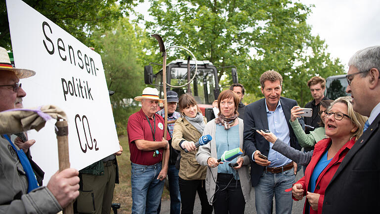 Umweltministerin Svenja Schulze (Zweite von rechts) und Brandenburgs Wirtschaftsminister Jörg Steinbach (rechts, beide SPD) werden in der Lausitz vor dem Braunkohle-Kraftwerk Schwarze Pumpe von Demonstranten empfangen. Sie fürchten die Zeit nach dem Kohleabbau.