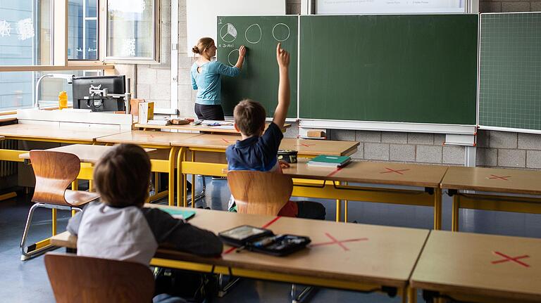 Für Brücken- und Sommerkurse dringend gesucht: junge Lehrer, bereits pensionierte Lehrer und auch Lehramtsstudenten der höheren Semester.&nbsp;