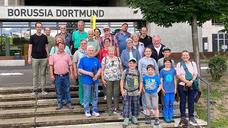 Die Reisegruppe vor dem Signal-Iduna-Stadion.