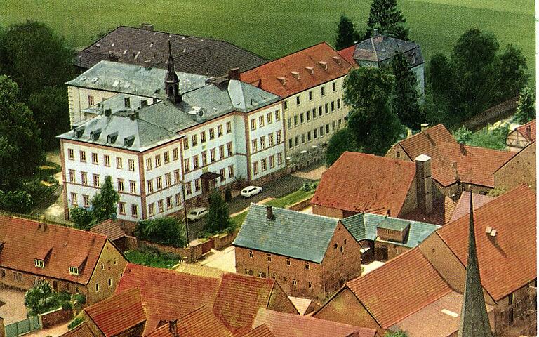 Das ehemalige Kloster 'Maria Schnee' beherrsch das Dorfbild. In dem Gebäudekomplex sollen nur noch wenige Mitglieder der Gemeinschaft 'Go&Change' leben, sagen Aussteiger. Das ehemalige Kloster 'Maria Schnee' beherrsch das Dorfbild. In dem Gebäudekomplex sollen nur noch wenige Mitglieder der Gemeinschaft 'Go&Change' leben, sagen Aussteiger.