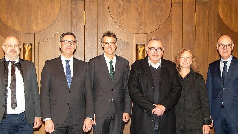 Bereichsleiterwechsel am Staaltlichen Bauamt Würzburg (von links): Behördenleiter Michael Fuchs, neuer Bereichsleiter Straßenbau Rüdiger Köhler, sein Vorgänger Hecke, der bisherige Bereichsleiter Hochbau Gerald Langer, seine Nachfolgerin Daniela Kircher und Regierungsvizepräsident Jochen Lange.