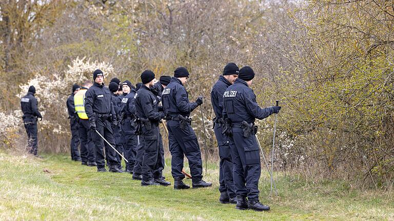 Die Polizei sucht am Dienstag am Würzburger Heuchelhof nach Beweisen im 25 Jahre alten Mordfall Edip Saraç. Die Polizei sucht am Dienstag am Würzburger Heuchelhof nach Beweisen im 25 Jahre alten Mordfall Edip Saraç.