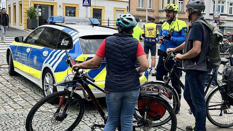 Thomas Schneider von der Polizeiinspektion Kitzingen im Gespräch mit Radfahrern: Am Stand der PI Kitzingen gab es Informationen rund ums Thema 'Sicher unterwegs mit dem Fahrrad'. Thomas Schneider von der Polizeiinspektion Kitzingen im Gespräch mit Radfahrern: Am Stand der PI Kitzingen gab es Informationen rund ums Thema 'Sicher unterwegs mit dem Fahrrad'.