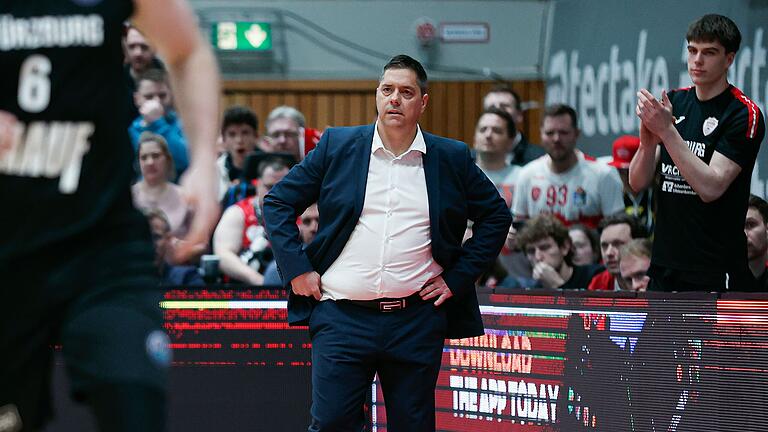 Head-Coach Sasa Filipovski (FIT/One Würzburg Baskets) hofft auf einen Auswärtssieg seiner Mannschaft beim SYNTAINICS MBC. Head-Coach Sasa Filipovski (FIT/One Würzburg Baskets) hofft auf einen Auswärtssieg seiner Mannschaft beim SYNTAINICS MBC.
