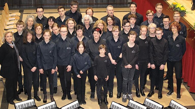 Das Akkordeon-Orchester Marktheidenfeld unter Leitung von Alma Flammersberger (links).