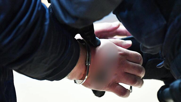 Mitarbeiter der Security-Firma legten der Mann Handschellen an (Symbolbild).