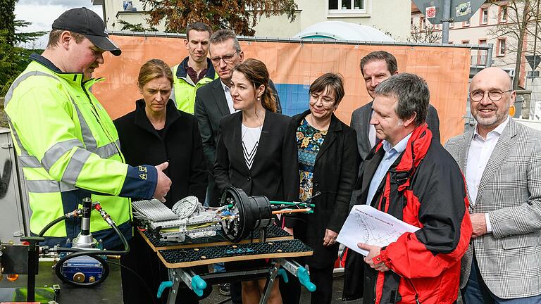 Ein Experte erklärte die Technik (von links):&nbsp; WVV-Meister Johannes Hartmann, Bürgermeisterin Judith Jörg, André Hannes von der WVV, Ulrich Schneider, Regionalleiter Vertrieb bei Vodafone Deutschland, WVV-Geschäftsführerin Dörte Schulte-Derne, Annette Messerer und Benjamin Schneider von der Stadt Würzburg, Oliver Sturm und Armin Lewetz, der Vorstand der Stadtwerke Würzburg AG.