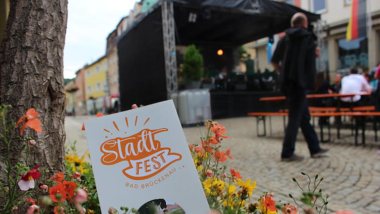 Stadtfest Bad Brückenau 2023       -  Auf dem Marktplatz gibt es traditionell jedes Jahr eine Bühne, genau wie am Sinnauplatz. Im Jahr 2024 fiel letztere aus Kostengründen weg.