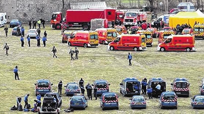 Hilfsstützpunkt: viele Rettungskräfte in der Nähe der Unglücksstelle.