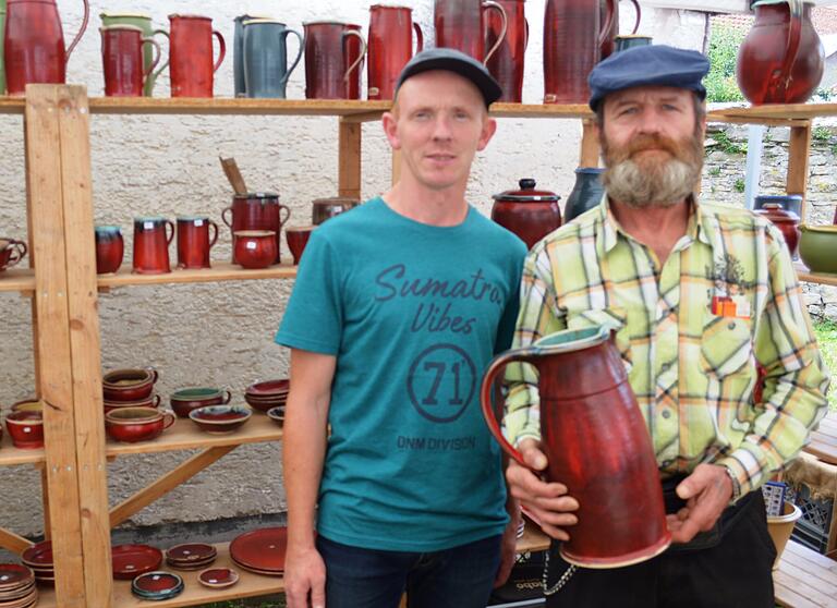 Keramikarbeiten vom Feinsten: Mike Schulze (links) und Wolfgang Hannawald betreuten den Stand von „Keitel Ceramic“ aus Weimar.