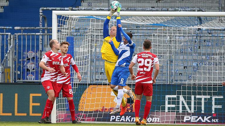 Zweitliga-Debüt gegen den Karlsruher SC: Hendrik Bonmann (Mitte) zeigte in Hessen eine gute Leistung im Kasten der Würzburger Kickers - und steht auch in unserer Startelf für das Heimspiel gegen den Karlsruher SC.