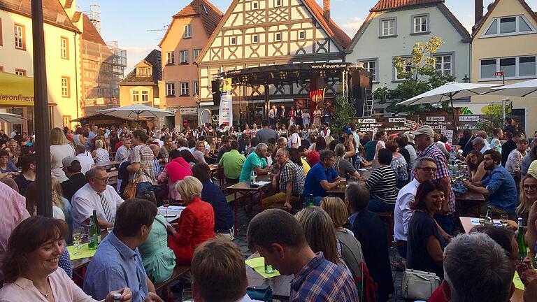 So kennt und liebt man das Gerolzhöfer Marktplatz-Weinfest: Tausende Menschen sitzen eng an eng, schöppeln und plauschen. Doch auch in diesem Jahr lässt sich das viertägige Fest nicht mit den Corona-Bestimmungen vereinbaren.