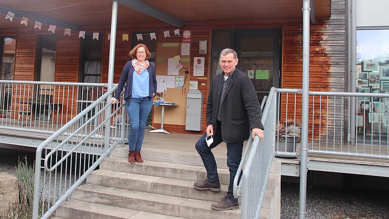 Koordinatorin Steffi Heßdörfer und Bürgermeister Franz-Josef Sauer vor dem Eingang zum Mehrgenerationenhaus Binsfeld.