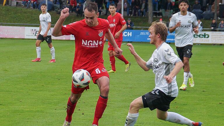 Marcel Volkmuth (links) zieht hier an Felix Bachschmid vom SV Wacker Burghausen vorbei. Für den Mittelfeldspieler war bei der 1:2-Niederlage seines TSV Aubstadt in der Pause Schluss.