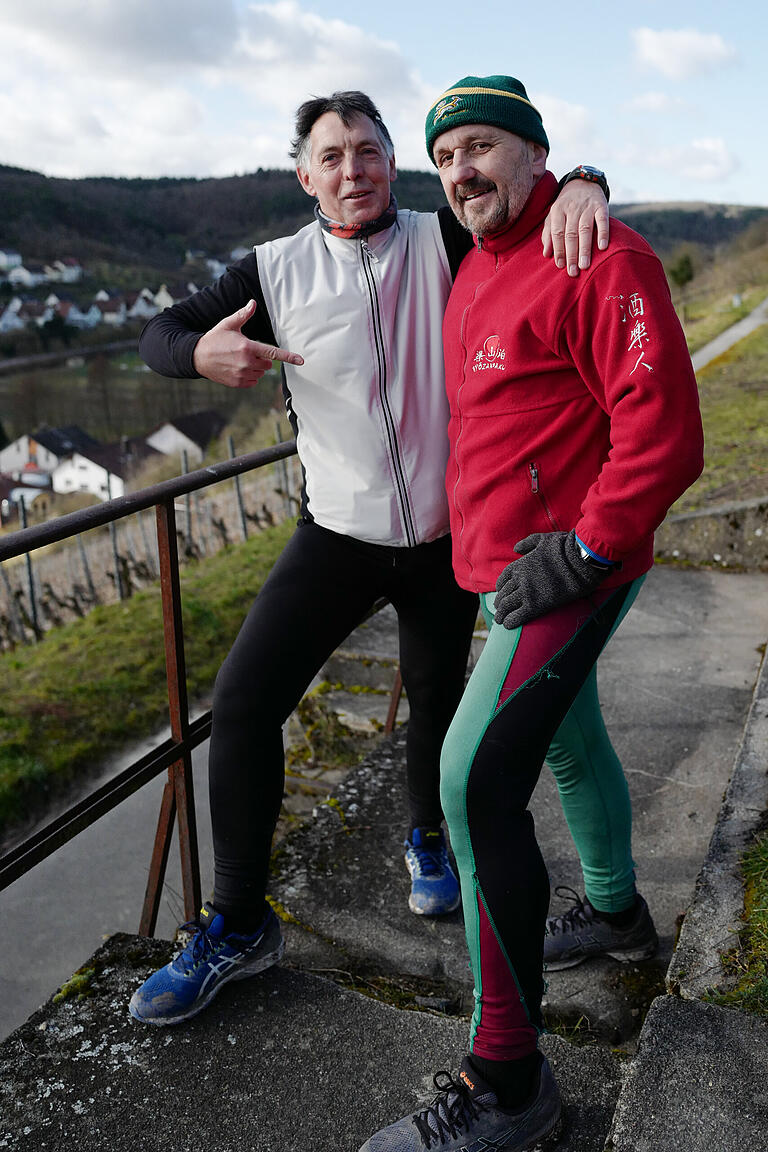 Zusammen, nicht allein: Rainer Kinscher (links) und Erhard 'Schlatt' Götzelmann sind seit Jahrzehnten befreundet. Sie treffen sich regelmäßig in den Weinbergen über Oberlauda zur gemeinsamen Sportrunde.