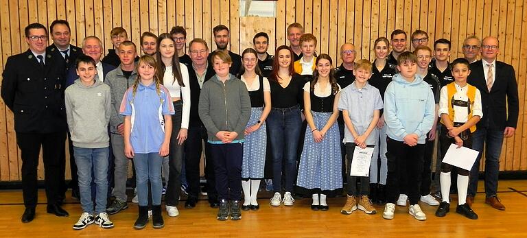 Ehrungen verdienter Feuerwehrler, Musiker und Sportler während des Neujahrsempfangs der Gemeinde Burglauer.