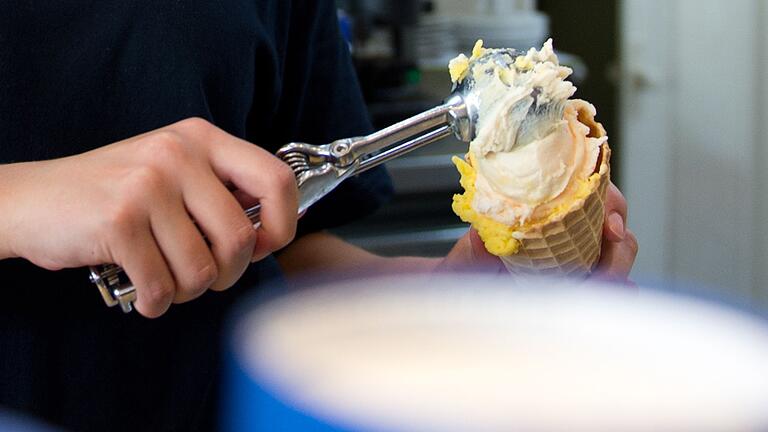 Ferienjob in der Eisdiele       -  Nur rund 40 Prozent der Jugendlichen und jungen Erwachsenen verdiente sich ihr Geld selbst (Archivbild).