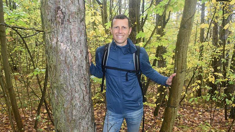 Benjamin Schlusche führt in Ostheim Interessierte durch den Wald.