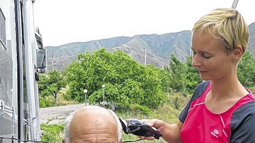 Haareschneiden in freier Wildbahn &ndash; Kerstin Hüllmandel legt Hand an.