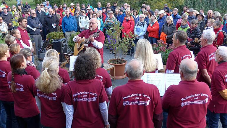 Sing &amp; Swing des Musikalischen Vereins Winterhausen zur Eröffnung des Kulturlandschaftsweges Sonne, Mond und Steine an der Mainlände in Winterhausen, Leitung Rainer Kogelschatz.